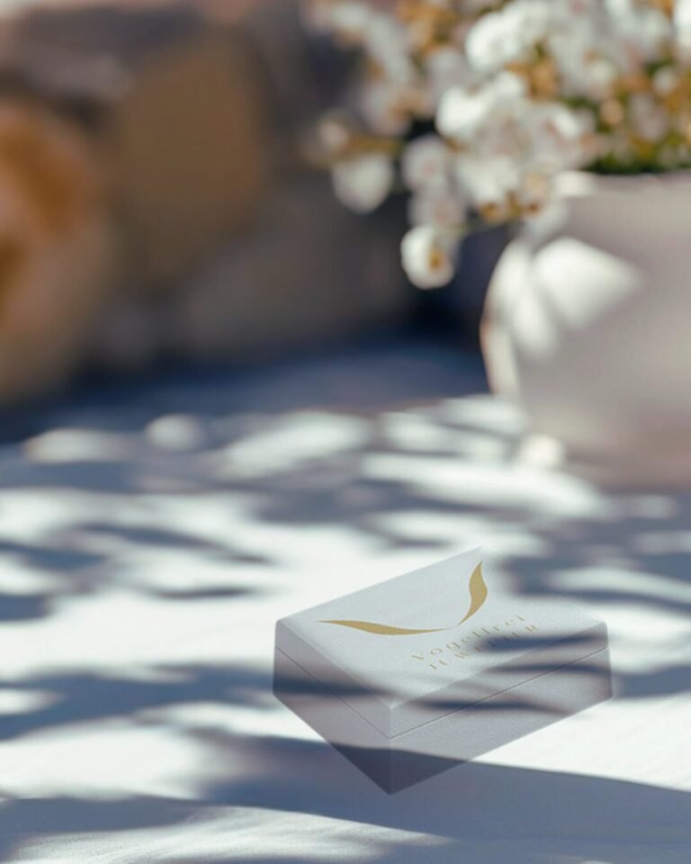 mockup einer schmuckverpackung mit logo auf einem sommerlich gedeckten tisch