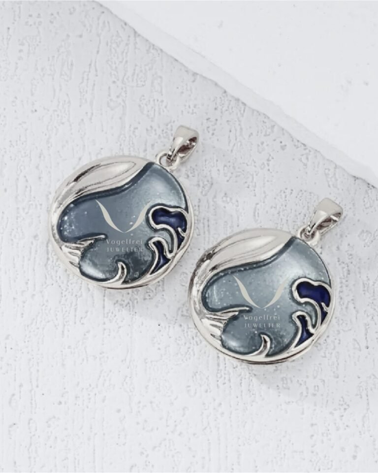ohrringe in blau mit logo eingeprägt von schmuckmarke