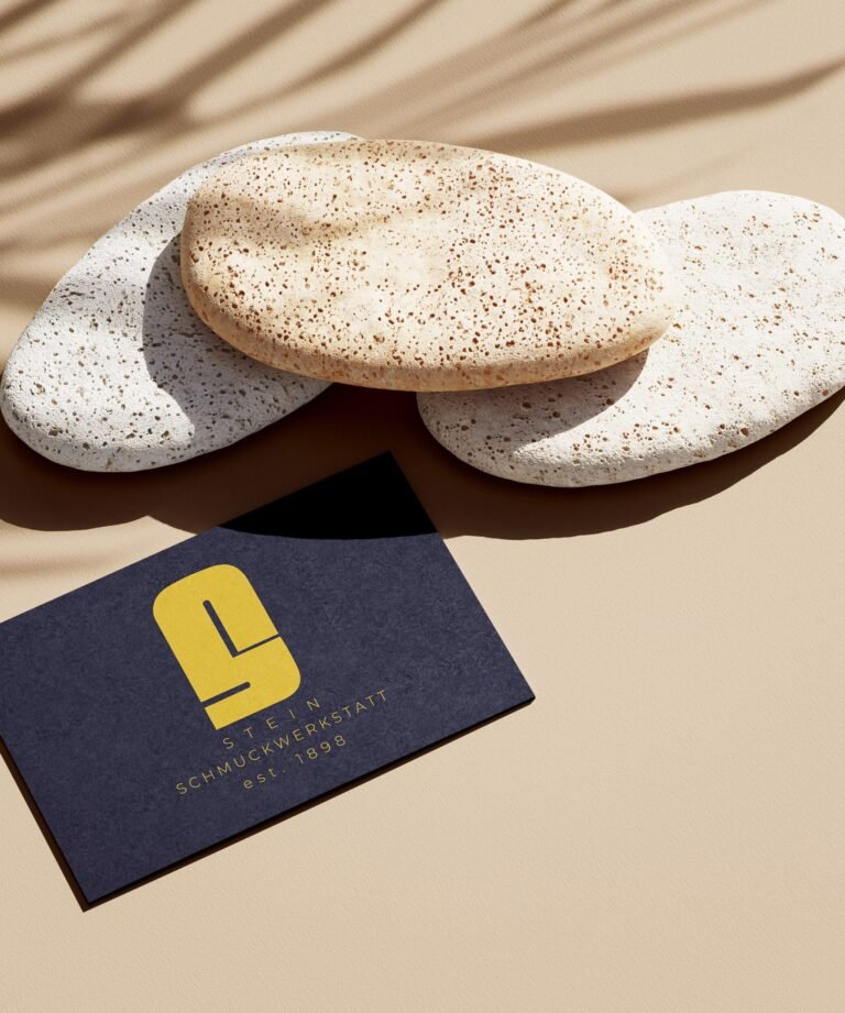 mockup von visitenkarte in blau mit goldenem logo von stein schmuckwerkstatt